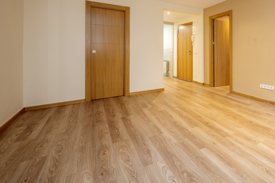 découvrez comment choisir le sens de pose de votre parquet et comprenez l'importance de cette décision pour l'esthétique et la durabilité de votre sol.