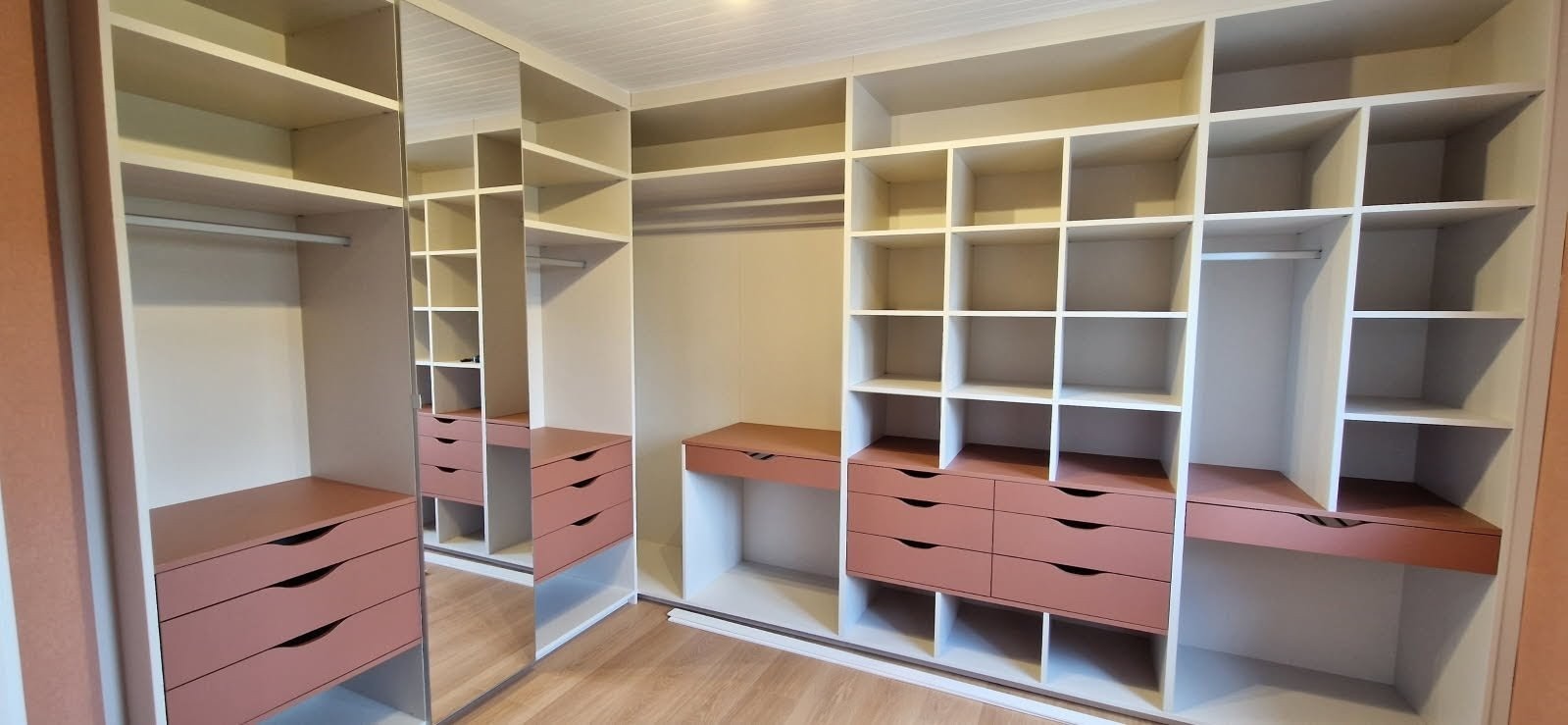 découvrez nos solutions de conception de penderies sur mesure en 2025, alliant design, fonctionnalité et optimisation de l'espace pour votre intérieur.