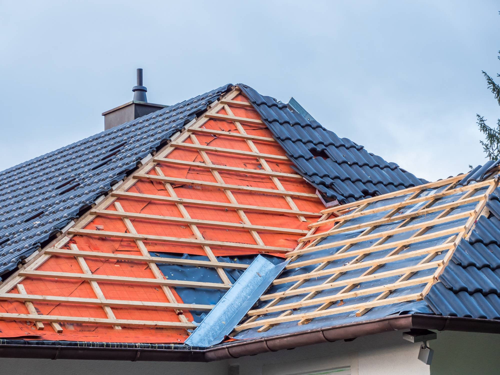 découvrez nos conseils pratiques pour réussir la rénovation de votre toiture, améliorer l'isolation et prolonger la durée de vie de votre toit.
