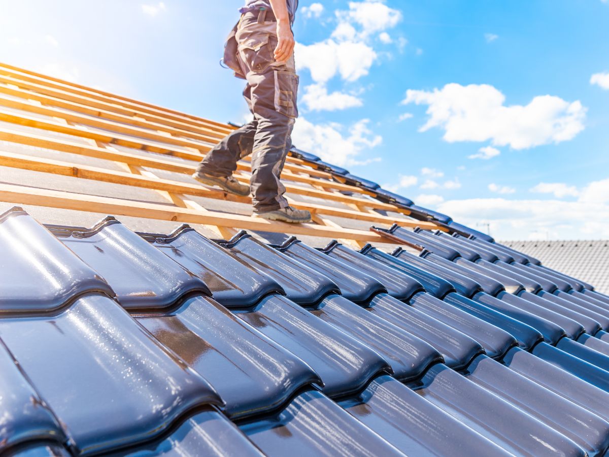 découvrez nos conseils pratiques pour la rénovation de votre toiture et améliorez la durabilité et l'isolation de votre maison.