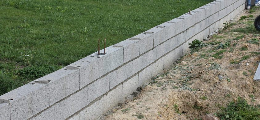 apprenez à construire un mur en parpaing étape par étape avec nos conseils pratiques et astuces pour un ouvrage solide et durable.