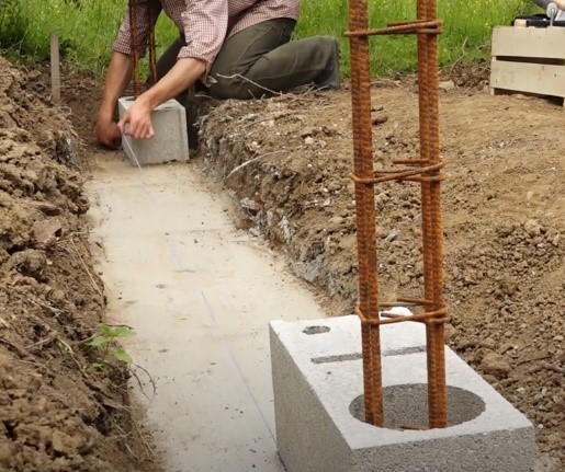 découvrez comment construire un mur en parpaing étape par étape, avec des conseils pratiques pour assurer solidité et durabilité à votre ouvrage.