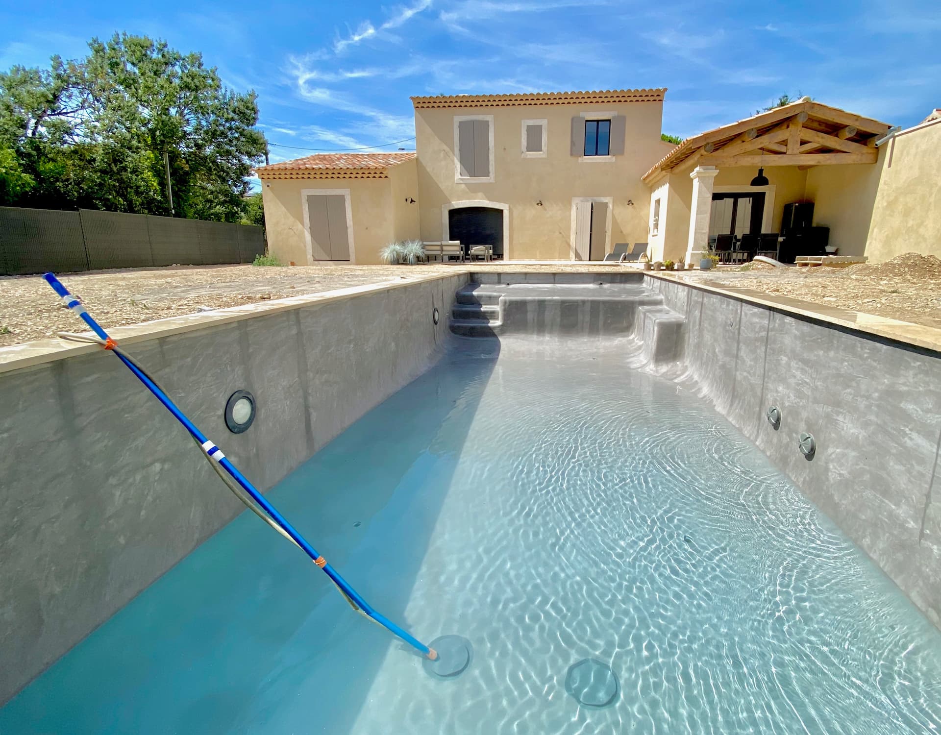 découvrez notre guide 2025 pour construire une piscine chez soi, avec des conseils pratiques, étapes clés et astuces pour réussir votre projet.