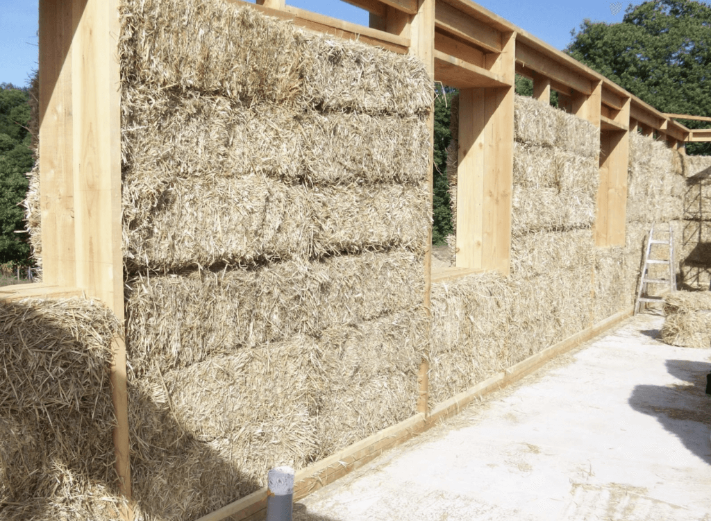 construisez votre maison ecologique en paille 2 découvrez comment construire votre maison écologique en paille, une solution durable, économique et respectueuse de l'environnement pour un habitat sain et naturel.
