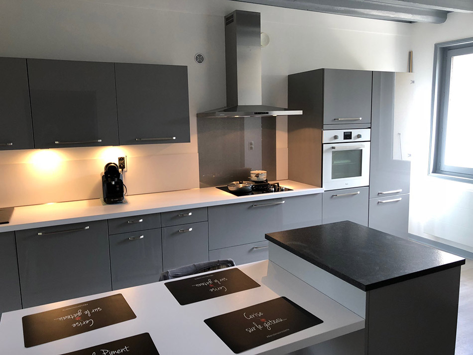 contactez-nous pour refaire votre cuisine avec des experts en rénovation cuisine, conseils personnalisés et devis gratuits.