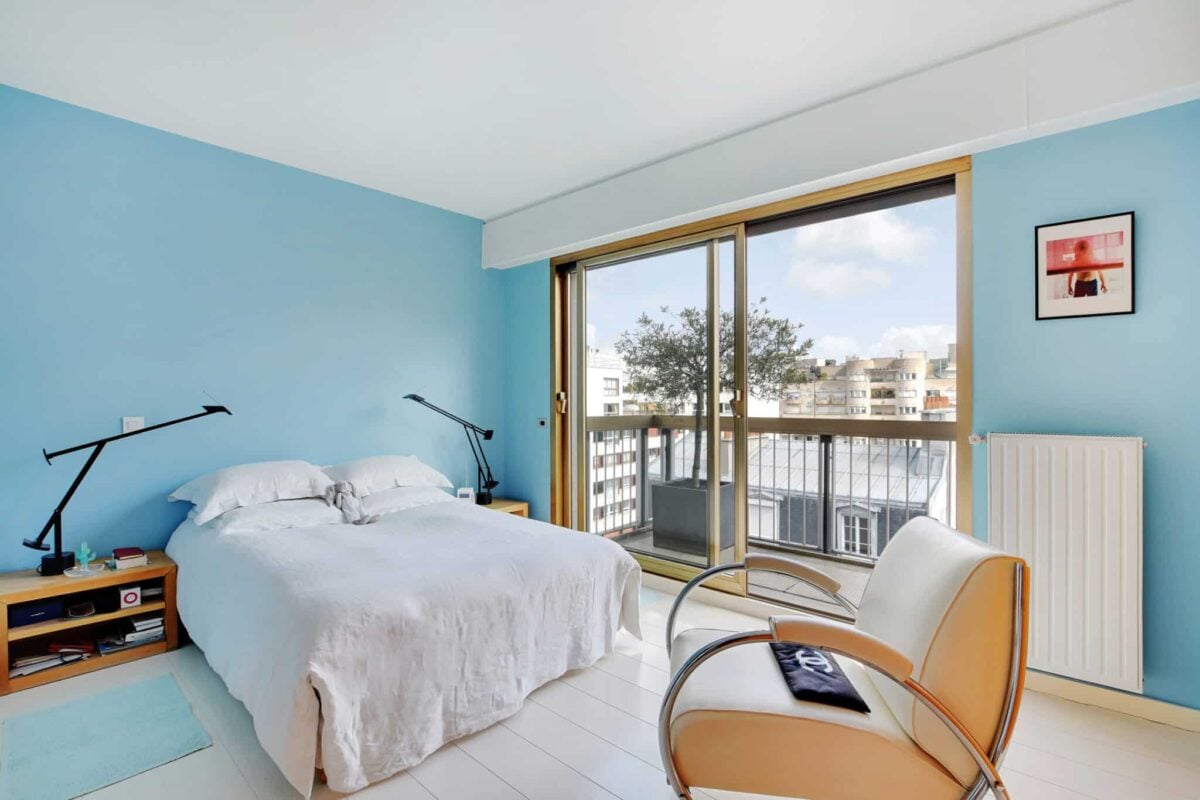 découvrez comment choisir la couleur idéale pour votre chambre afin de créer une atmosphère apaisante et harmonieuse.