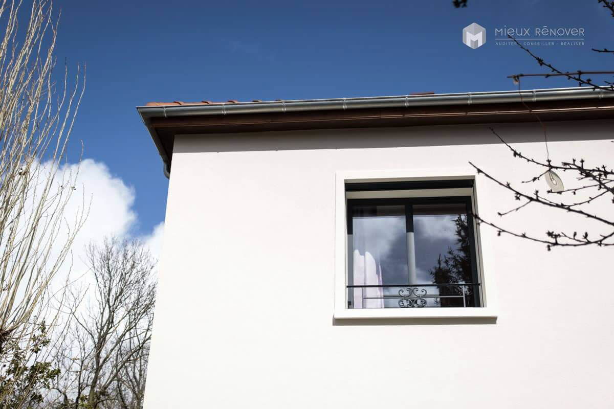 découvrez le coût d'un agrandissement de fenêtre, incluant les prix des matériaux, la main-d'œuvre et les conseils pour optimiser votre budget travaux.