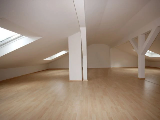 découvrez le coût d'aménagement des combles : estimation des prix, facteurs influençant le budget, et conseils pour optimiser vos travaux.