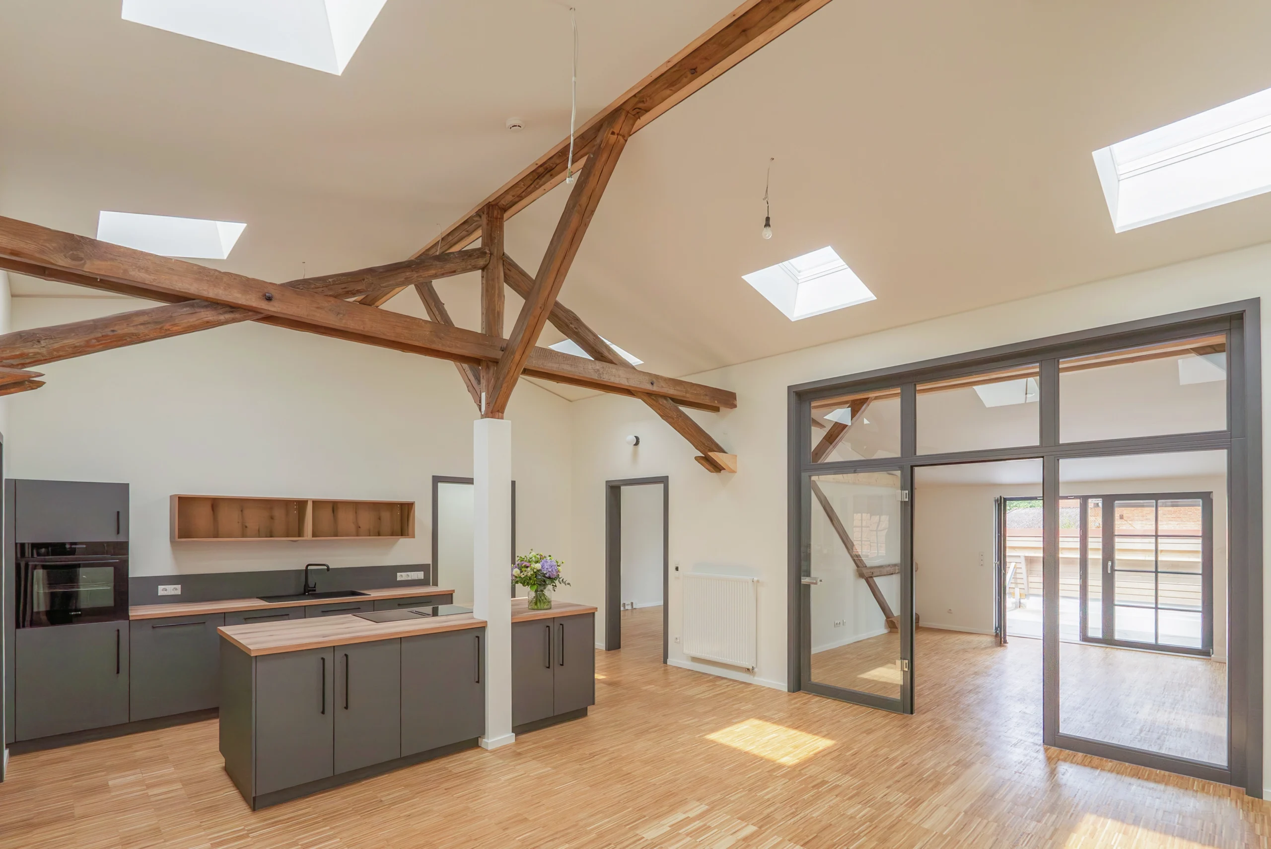 découvrez le coût d'aménagement des combles : estimation des prix, facteurs influençant le budget, conseils pour optimiser vos travaux et valoriser votre espace sous les toits.