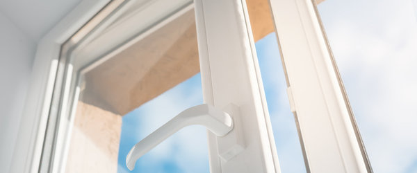 découvrez le coût du changement de fenêtres : facteurs influençant les prix, types de matériaux, main-d'œuvre et conseils pour économiser sur vos rénovations.