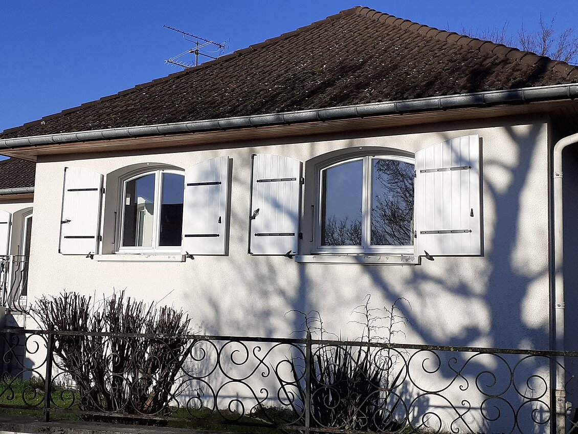 découvrez le coût du changement de fenêtres, les facteurs qui influencent les prix et nos conseils pour bien choisir et économiser sur vos travaux.