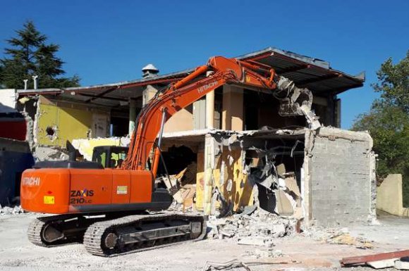 découvrez le coût de la démolition d'un bâtiment : facteurs influençant le prix, estimation des dépenses et conseils pour un projet réussi.