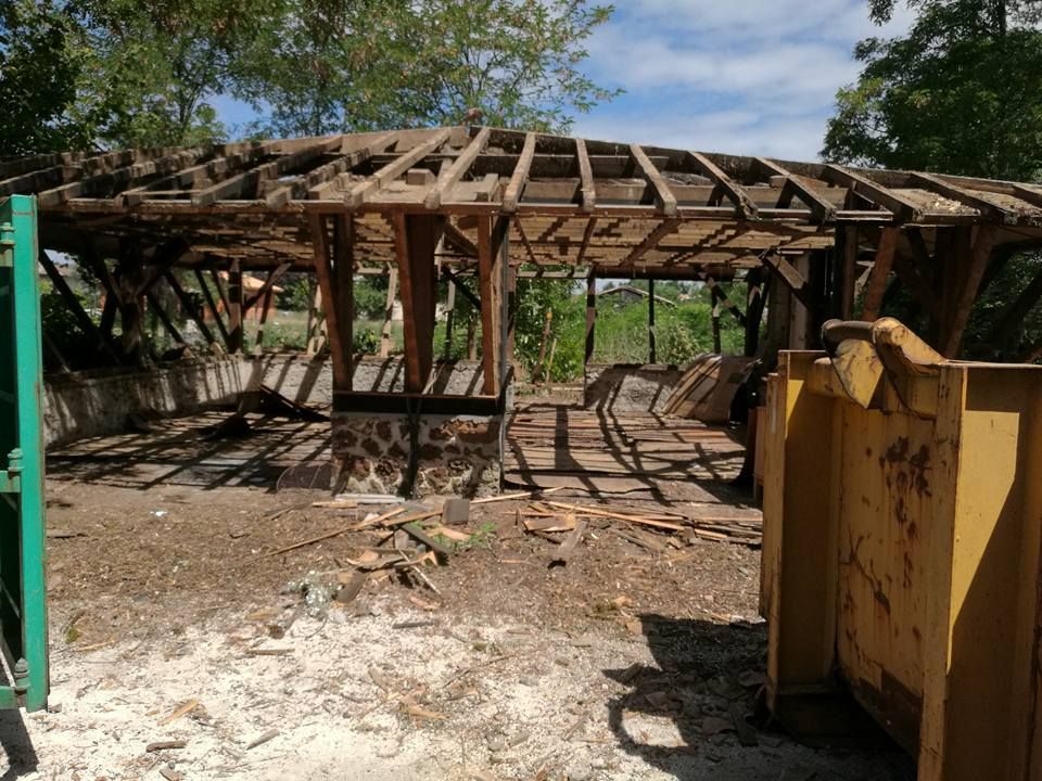 découvrez le coût de démolition d'une grange : estimation des prix, facteurs influents et conseils pour vos travaux de démolition.