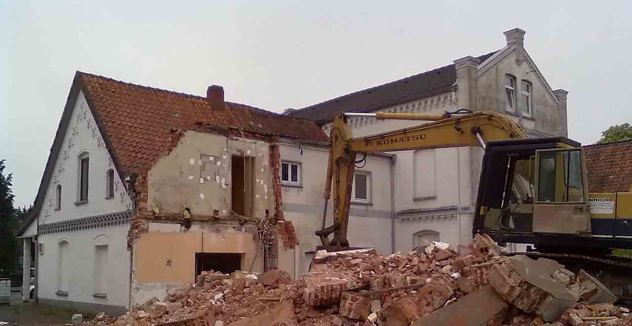 découvrez le coût de démolition d'une grange : estimations, facteurs influençant les prix et conseils pour un projet réussi.