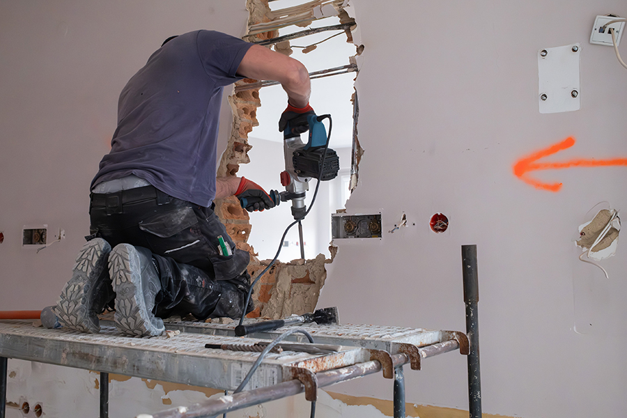 découvrez les coûts de la démolition intérieure d'une maison : budget, tarifs et conseils pour bien préparer vos travaux.