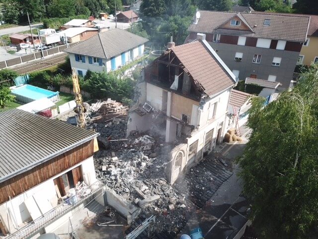 découvrez le coût moyen pour la démolition d'une maison mitoyenne, les facteurs influençant le prix et nos conseils pour optimiser votre budget travaux.