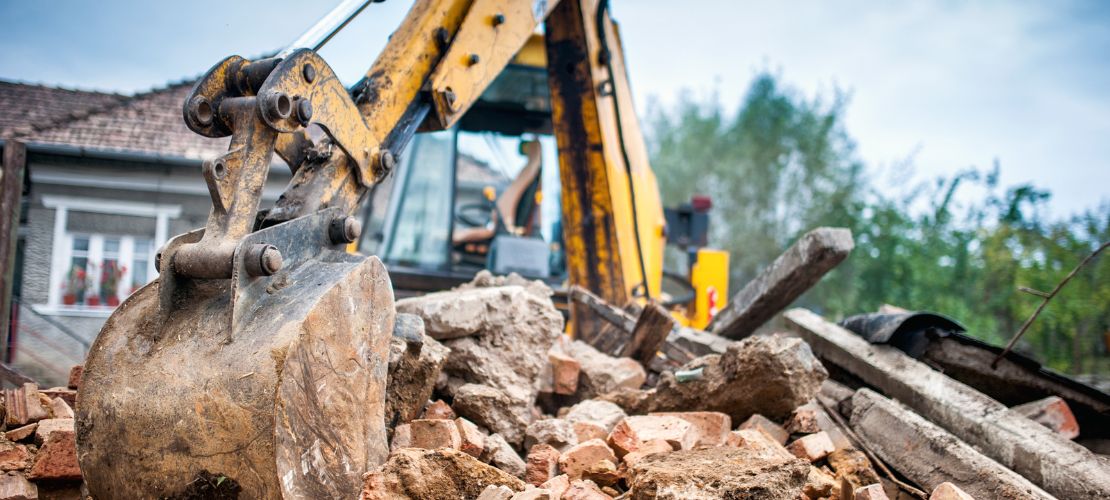 découvrez le coût de la démolition d'une maison mitoyenne, les facteurs influençant le prix et des conseils pour bien planifier vos travaux.