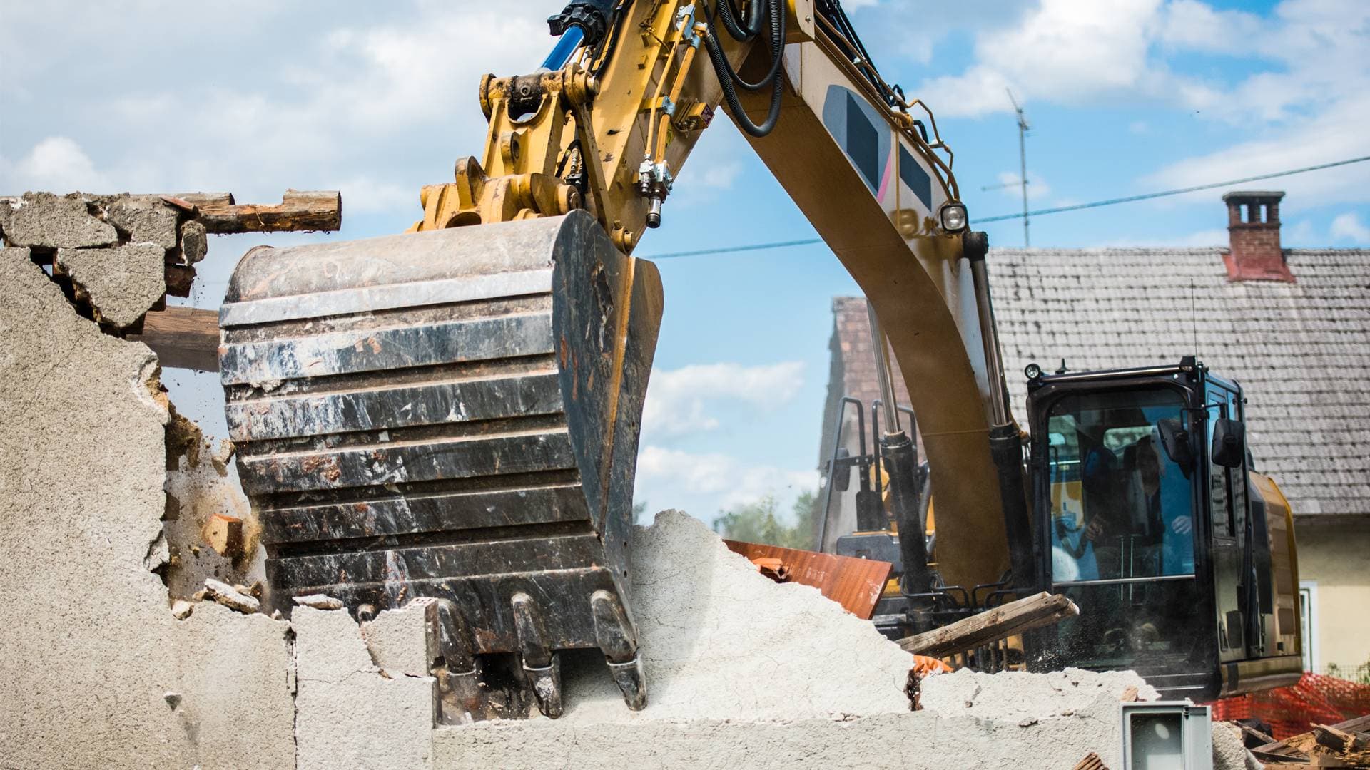 découvrez le coût moyen pour la démolition d'une maison mitoyenne et obtenez des conseils pour bien planifier vos travaux.