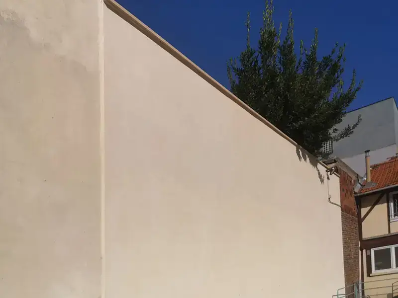 découvrez le coût de la démolition d'une maison mitoyenne : facteurs influençant le prix, estimation des travaux et conseils pour bien planifier votre projet.