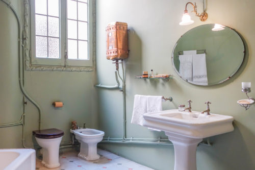 découvrez le coût de la dépose d'une baignoire, les facteurs qui influencent le prix et nos conseils pour bien préparer vos travaux de rénovation.