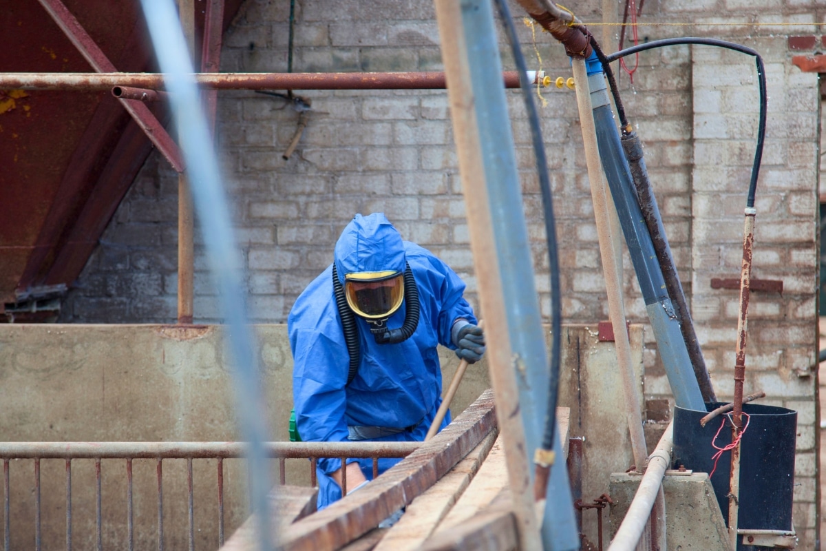 découvrez le coût du désamiantage au mètre carré, les facteurs qui influencent les prix et comment bien estimer votre budget pour un chantier sécurisé et conforme.