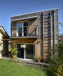 découvrez le coût moyen d'une extension de maison et nos astuces pratiques pour réaliser votre projet tout en maîtrisant votre budget.