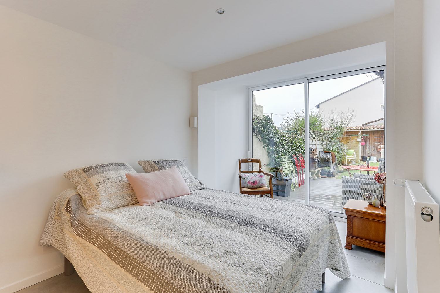 découvrez comment optimiser l'aménagement de votre garage tout en maîtrisant les coûts. conseils pratiques, astuces d'organisation et solutions économiques pour un espace fonctionnel et bien organisé.