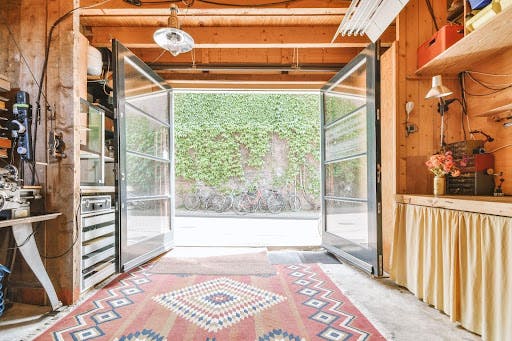 découvrez comment optimiser l'aménagement de votre garage tout en maîtrisant les coûts grâce à nos conseils pratiques et astuces efficaces.