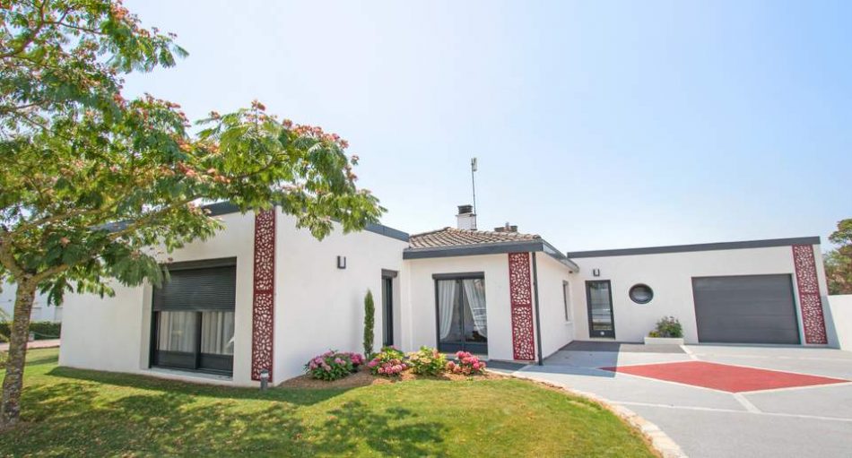 découvrez le coût d'une extension de maison plain-pied, les facteurs influençant le prix, et comment optimiser votre budget pour agrandir votre espace de vie.