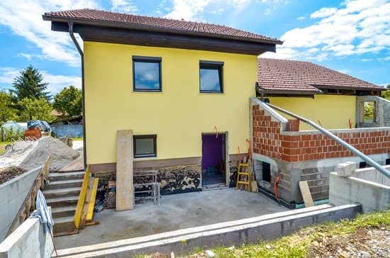 découvrez le coût d'une extension de maison avec sous-sol : estimation des prix, facteurs influençant le budget et conseils pour réussir votre projet de construction.
