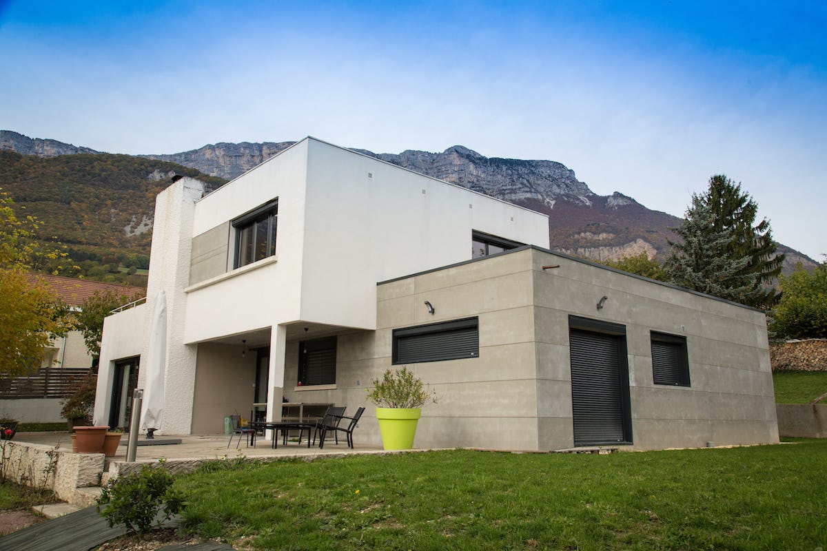 découvrez le coût d'une extension de maison avec sous-sol : estimation des prix, facteurs influençant le budget et conseils pour bien planifier votre projet.