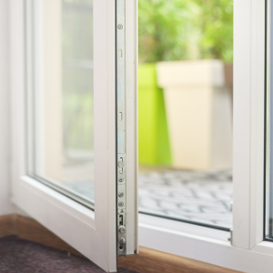 découvrez le coût des fenêtres à double vitrage, les facteurs qui influencent leur prix et comment choisir la meilleure option pour vos économies d'énergie.