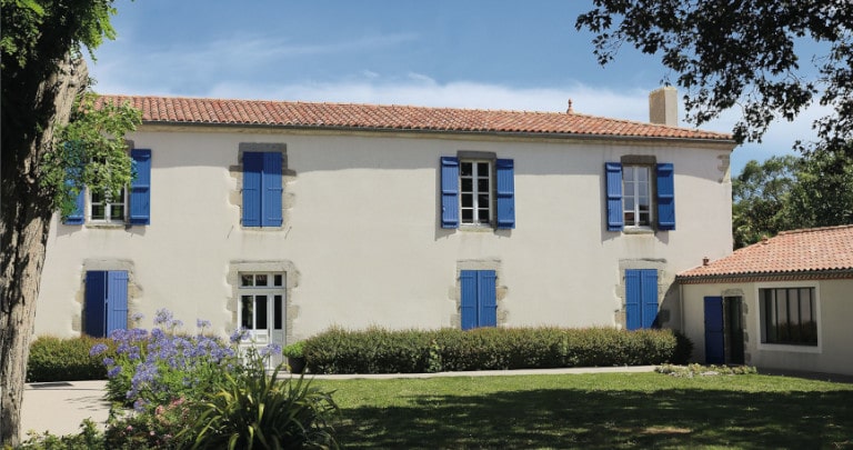 découvrez les différents coûts liés à l'installation ou au remplacement des fenêtres de votre maison, et obtenez des conseils pour choisir la meilleure option selon votre budget.