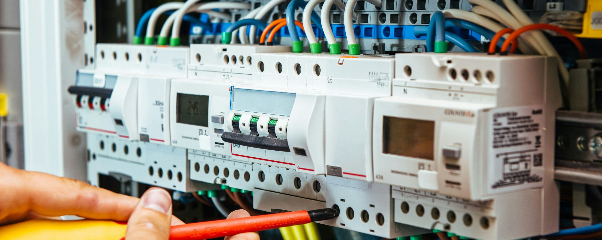 découvrez les coûts associés à l'installation électrique, incluant les tarifs des matériaux et de la main-d'œuvre pour mieux planifier votre budget.