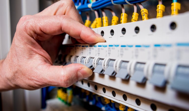 découvrez le coût moyen pour l'installation électrique d'une maison de 100m2, avec détails sur les tarifs, matériaux et main-d'œuvre pour un projet réussi.