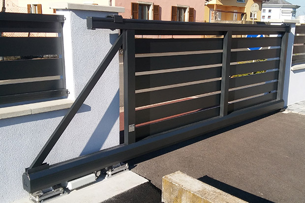 découvrez le coût d'installation d'un portail électrique et les facteurs qui influencent le prix. obtenez des conseils pour choisir l'option la plus adaptée à votre budget.