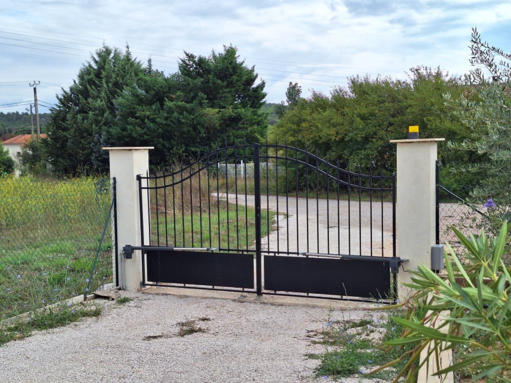 découvrez le coût d'installation d'un portail électrique, les facteurs influençant le prix, et obtenez des conseils pour choisir la meilleure solution adaptée à votre budget.