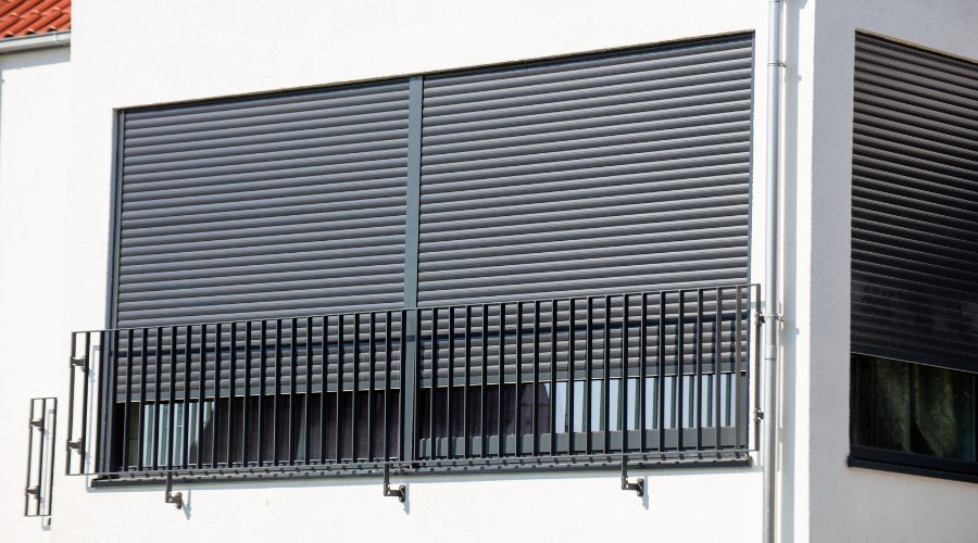 découvrez le coût moyen pour l'installation d'un volet roulant électrique, incluant le prix du matériel et de la pose par un professionnel.