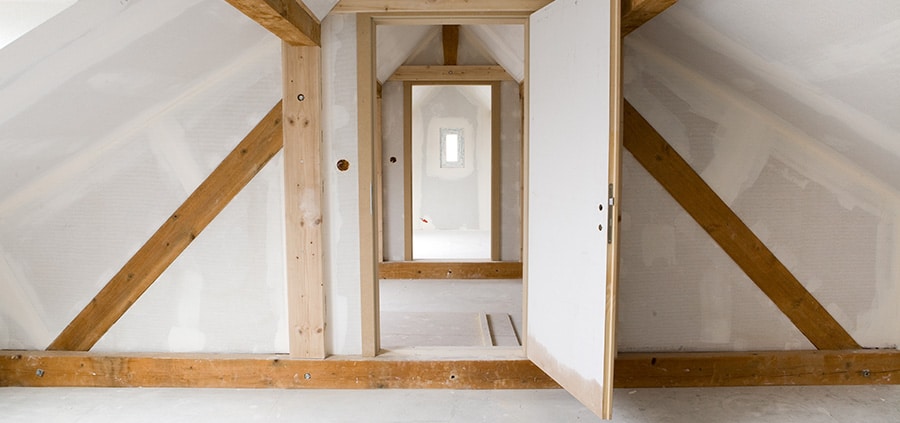 découvrez le coût de l'isolation des combles et optimisez vos économies d'énergie grâce à nos conseils et estimations détaillées.