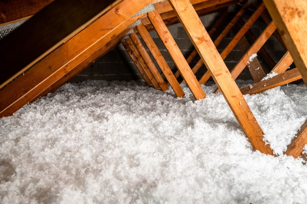 découvrez le coût de l'isolation des combles au mètre carré pour optimiser votre budget travaux et améliorer l'efficacité énergétique de votre logement.