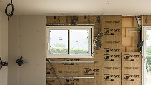 découvrez tout ce qu'il faut savoir sur le coût de l'isolation intérieure : facteurs influents, prix moyens et conseils pour optimiser votre budget.