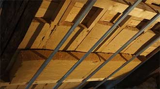 découvrez le coût de l'isolation de votre plafond, les différentes méthodes et matériaux, et comment économiser sur vos travaux d'isolation thermique.