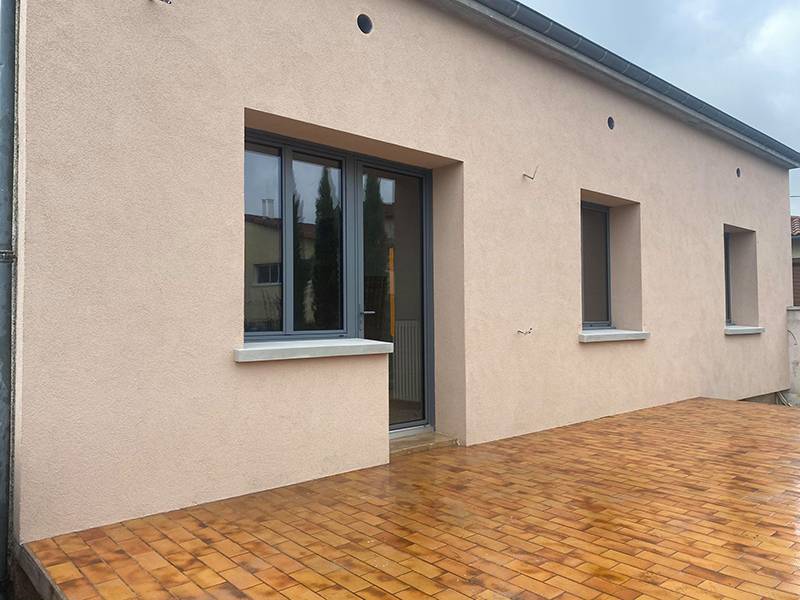 découvrez le coût moyen de l'isolation thermique extérieure au m², les facteurs qui l'influencent et des conseils pour optimiser votre investissement énergétique.