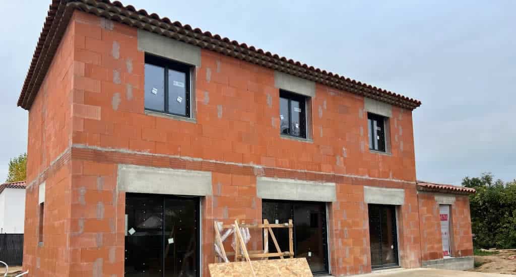 découvrez le coût de construction d'une maison en brique, incluant les matériaux, la main-d'œuvre et les avantages pour un investissement durable.