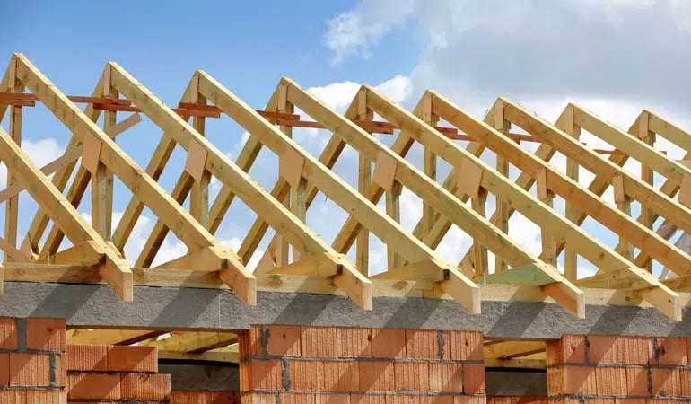 découvrez le coût de modification d'une charpente, les facteurs influençant le prix et les conseils pour bien préparer votre projet de rénovation.