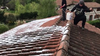 découvrez le coût moyen du nettoyage de toiture au m², les facteurs influençant le prix et des conseils pour choisir le meilleur service adapté à votre budget.