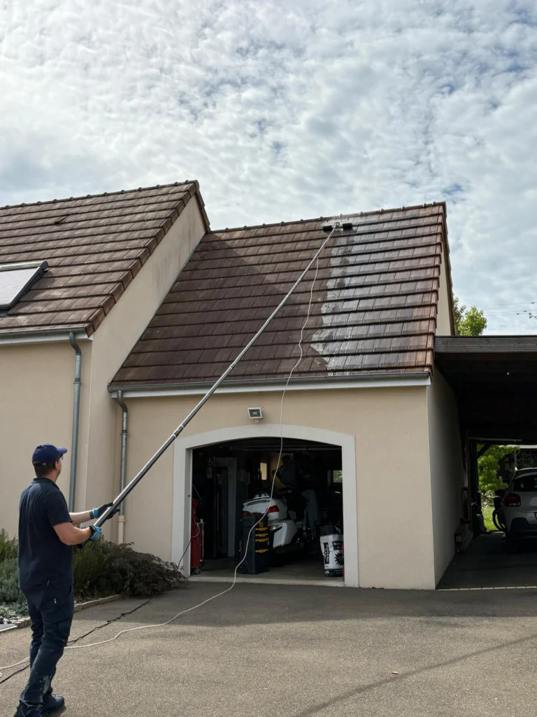 découvrez le coût moyen du nettoyage de toiture au m², avec des conseils pour estimer votre budget et choisir le prestataire adapté.