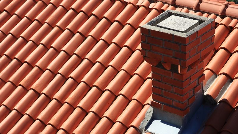 découvrez le coût moyen du nettoyage de toiture au m², les facteurs qui influencent les prix, et obtenez des conseils pour bien entretenir votre toit.