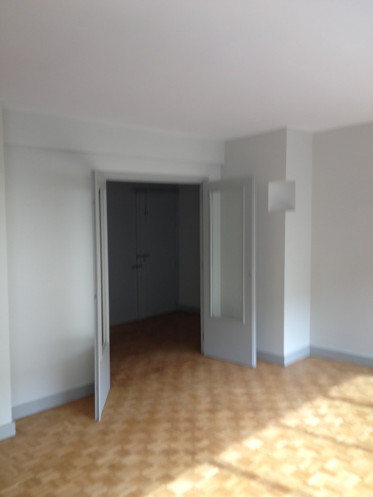 découvrez le coût moyen pour la peinture d'un appartement : estimation des prix, facteurs influençant le tarif et conseils pour bien préparer votre projet de rénovation.