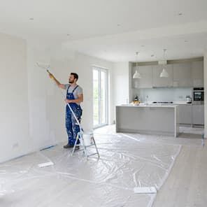 découvrez le coût moyen pour la peinture d'un appartement et obtenez des conseils pour bien estimer votre budget travaux de rénovation.